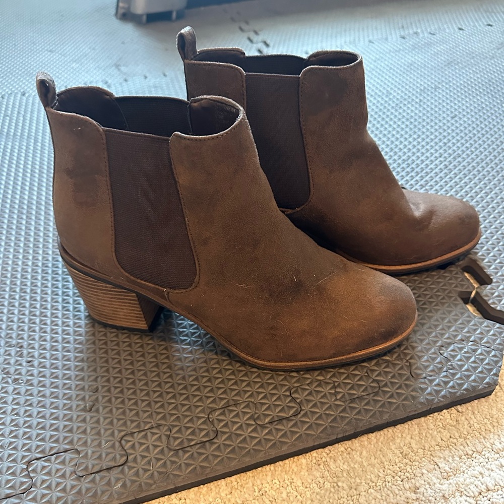 Chocolate brown suede short ankle boots / booties - size 9.5